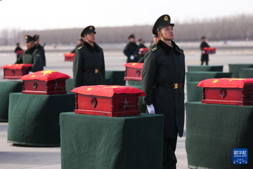 當(dāng)日，在沈陽桃仙國際機(jī)場，禮兵將殮放志愿軍烈士遺骸的棺槨從專機(jī)上護(hù)送至棺槨擺放區(qū)。新華社記者 李鋼 攝