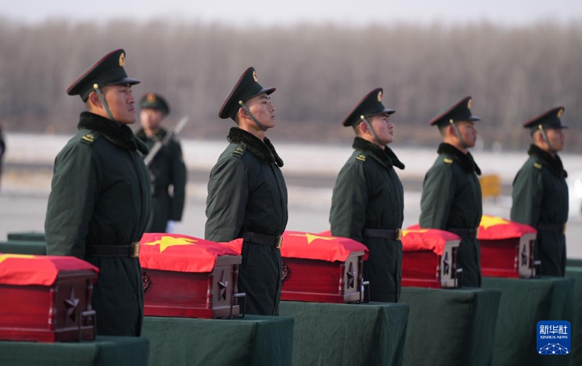 當日，在沈陽桃仙國際機場，禮兵將殮放志愿軍烈士遺骸的棺槨從專機上護送至棺槨擺放區(qū)。新華社記者 李鋼 攝